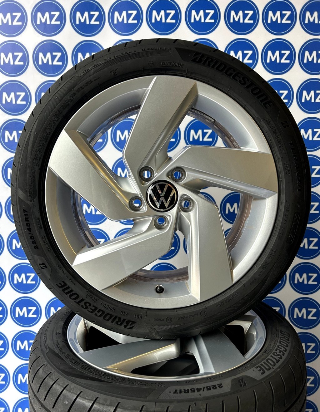 Volkswagen Golf 8 | 17 inch Demo Velgen + Banden — foto 1