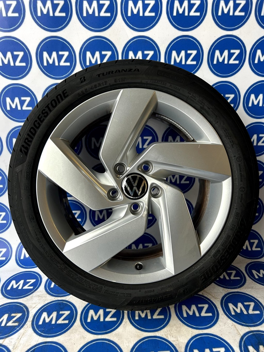 Volkswagen Golf 8 | 17 inch Demo Velgen + Banden — thumbnail 7